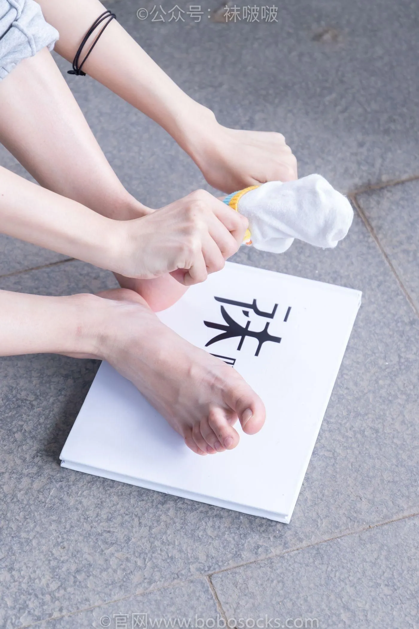 [BoBoSocks袜啵啵]NO.012 泡芙-运动鞋、白棉袜、裸足 [132P]插图1